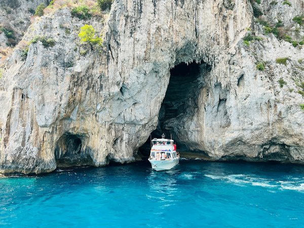 Quelles croisières proposent des excursions pour explorer les grottes marines en Grèce?